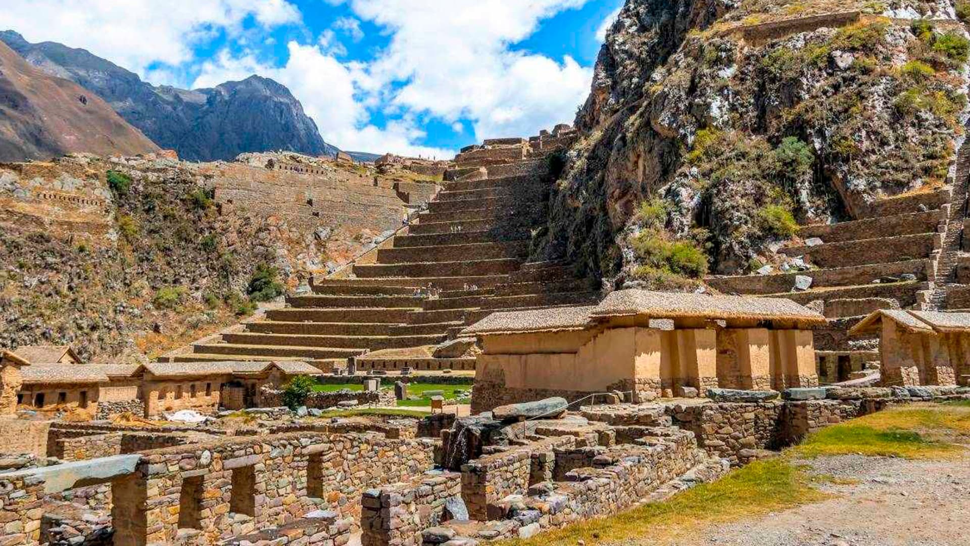 Terrazas del pueblo de Chinchero en altitud, en el Valle Sagrado
